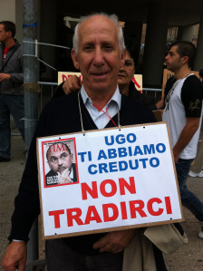 Cagliari, manifestante in favore dell'abusivismo edilizio
