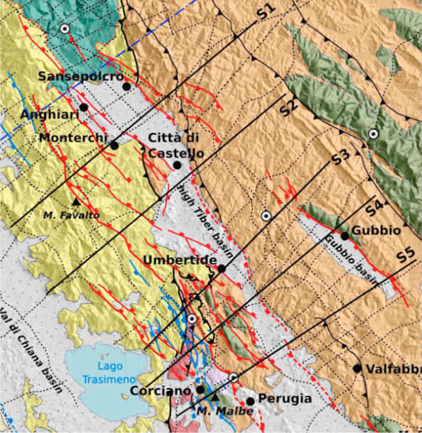 Carta geologica dell’area, con indicate le faglie riconosciute dai geologi in superficie. Da: Mirabella, Brozzetti, Lupattelli, Barchi (2011), Tectonic evolution of a low‐angle extensional fault system from restored cross‐sections in the Northern Apennines (Italy), Tectonics, 30, TC6002, doi:10.1029/2011TC002890