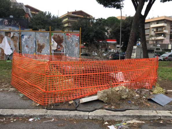 Roma, Piazzale Eugenio Morelli (Portuense), perenne recinzione da cantiere intorno a un ceppo di albero tagliato (gennaio 2017)